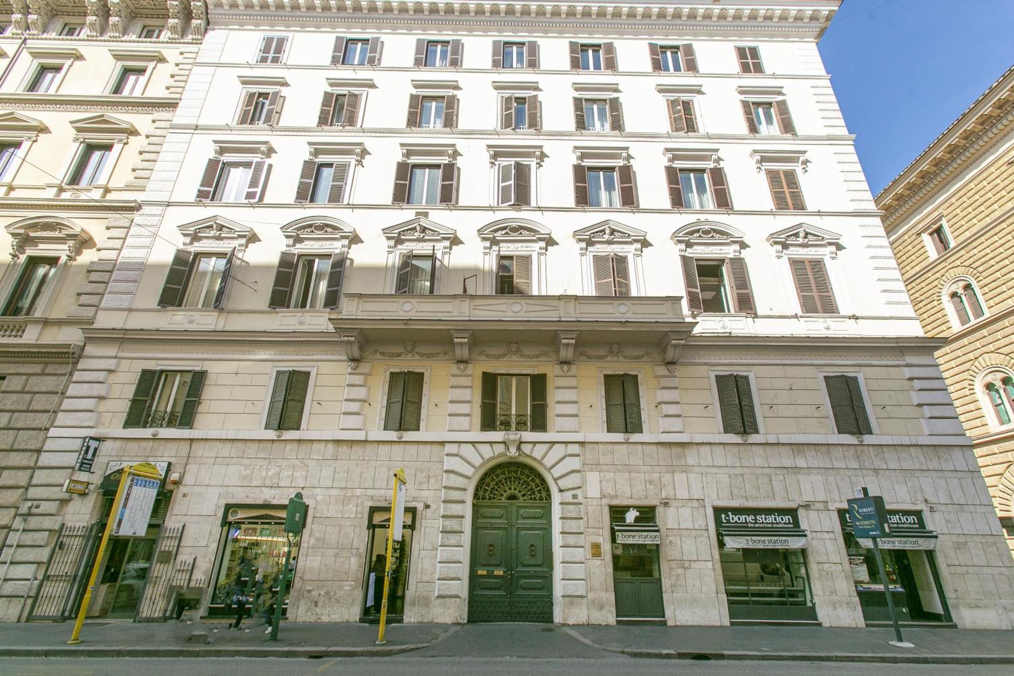 Attico Nel Cuore Di Roma Con Box Privato Per Auto Esterno foto